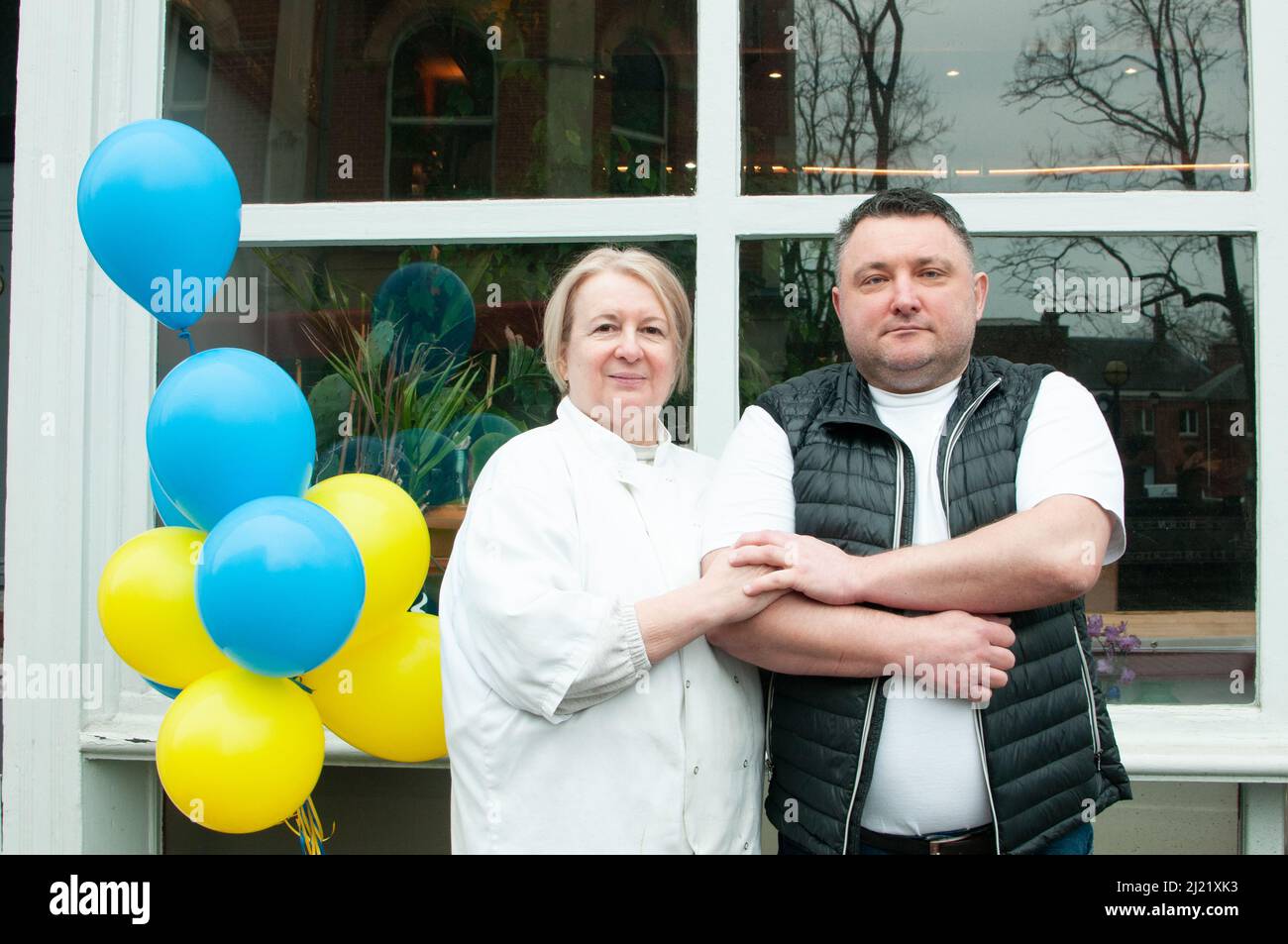 Galyna Kosyn'ka (56 Jahre) und Alex Yarema (51 Jahre), die Eigentümer des ukrainischen Wohlstandsrestaurants in Twickenham im Südwesten Londons. Seit der Invasion am 24.. Februar 2022 haben sie den Dienst an Borscht und Knödeln eingestellt und ihr Restaurant zu einem Sammelplatz gemacht, an dem Windeln, Decken, Medikamente und Zelte für Flüchtlinge aus der Ukraine gesammelt wurden. „Wir bitten und sie geben, wir sind so dankbar“, sagte Galyna. Stockfoto