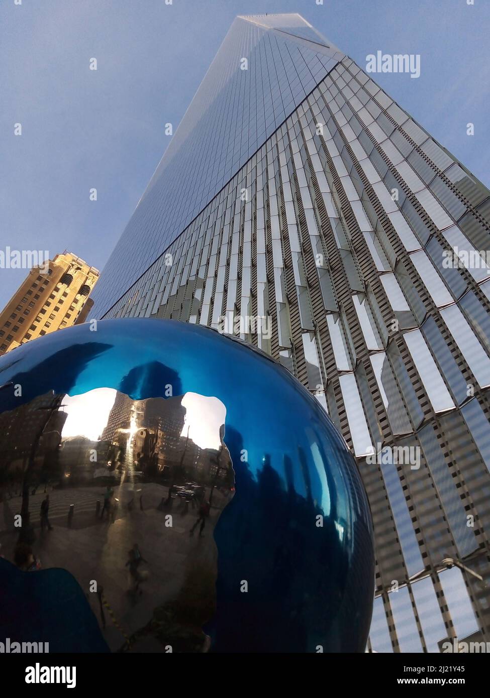 One World Trade Center mit Share the Love Sculpture Stockfoto