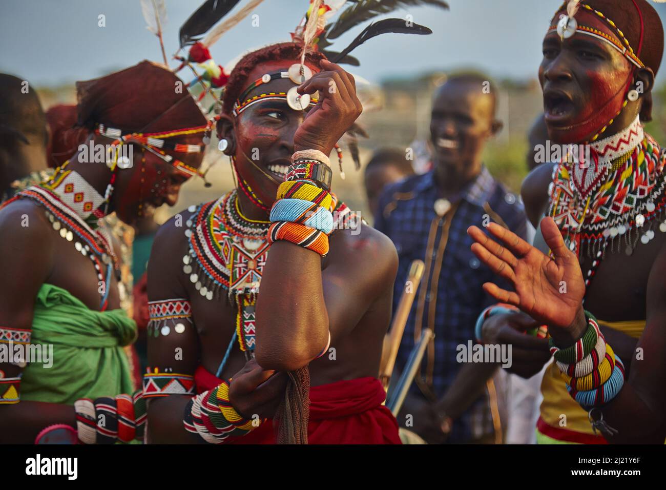 Strahlende Samburu-Krieger machen eine Pause vom Singen und Tanzen Stockfoto