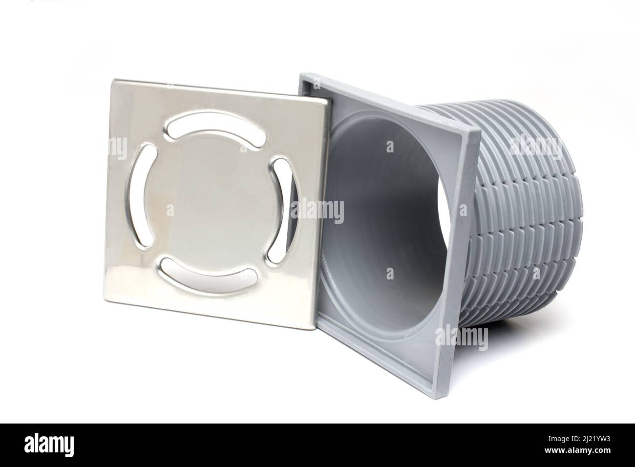 Nahaufnahme der grauen Kunststoff-Bad Terrasse Terrasse Abfluss in den Boden mit Edelstahl-Metall-Gitterabdeckung auf weißem Hintergrund eingebettet werden Stockfoto