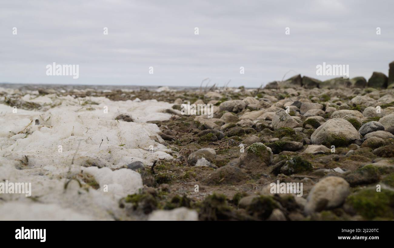 Schaumküste mit kleinem Rockstrand entlang der Küste Stockfoto