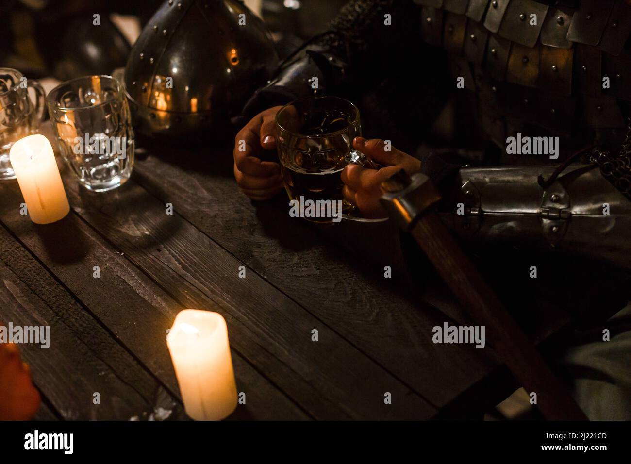 Laternen auf dem Tisch mit Bier. Kerzenständer und Bier auf einem alten Holztisch. Stockfoto