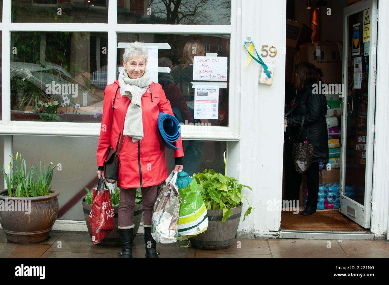 Judy Hill aus Barnes (73 Jahre) außerhalb von Prosperity Restaurant, Twickenham, Großbritannien. Seit Beginn der Invasion am 24.. Februar 2022 ist das Café zu einem Zentrum für Spenden geworden. „Ich war so bewegt von dieser grauenhaften Situation. Ich habe alles im Fernsehen gesehen und wollte spenden. Ich habe Kleidung, Lebensmittel, Dosen, Kekse und Schlafsäcke gekauft.“ Stockfoto