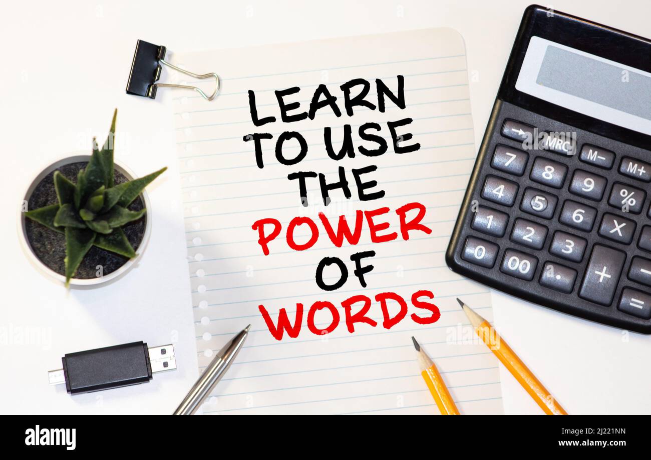 Lernen Sie, die Kraft der Wörter auf Notebooks zu nutzen. Stockfoto