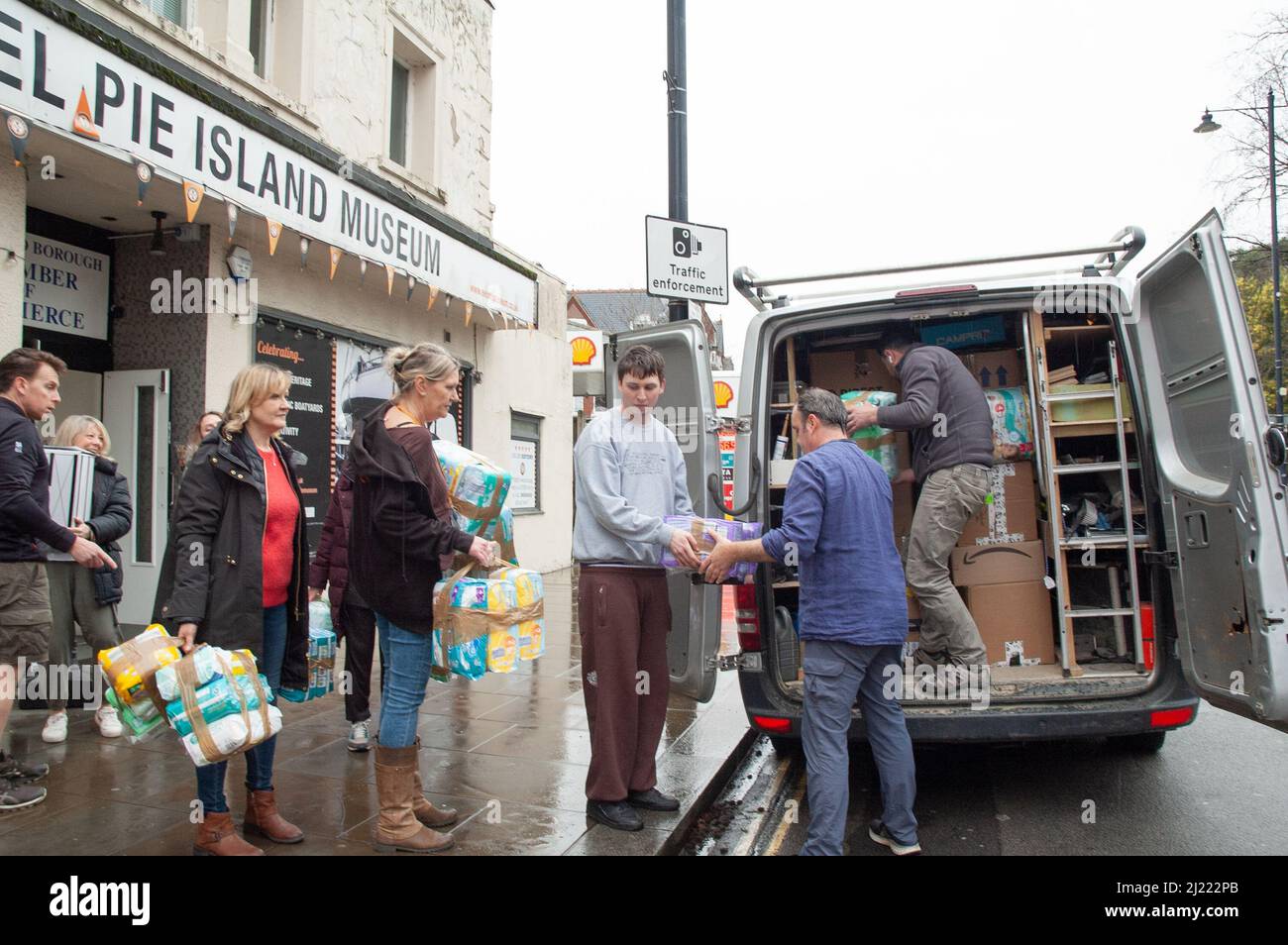 Freiwillige laden einen Van auf, der zur Grenze der Westukraine vor dem Prosperity Restaurant und dem Eel Pie Island Museum, Twickenham, Großbritannien, fährt. Kredit: Tricia de Courcy Ling/Alamy Live Nachrichten Stockfoto