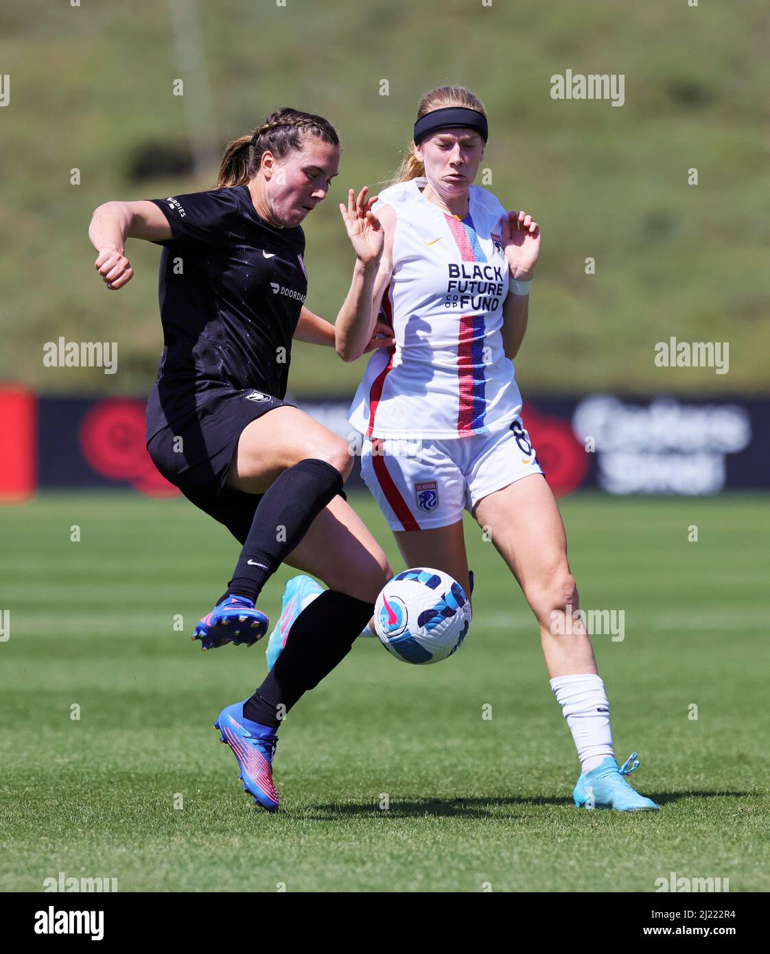 DER OL Reign-Angreifer Bethany Balcer (8) kämpft gegen die Angel City FC-Angreiferin Vanessa Gilles (4) während eines NWSL-Matches zwischen der OL Reign und dem Angel City FC Stockfoto