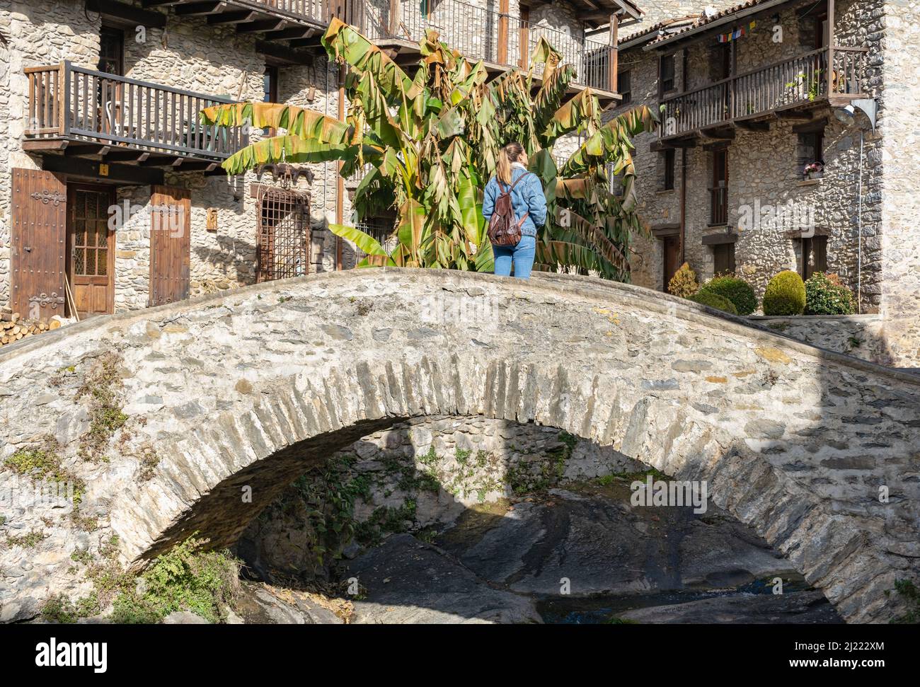 Rückansicht der Frau, die in dem mittelalterlichen Dorf beget in spanien unterwegs ist.Touristisches berühmtes Ziel in den Pyrenäen Stockfoto