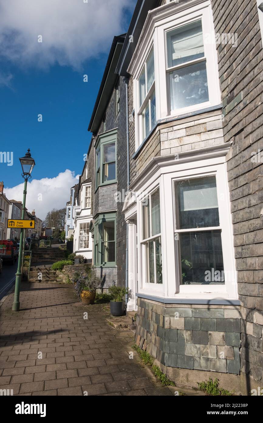 Zweistöckige Erkerfenster auf dem Haus mit schiefergefliesten Wänden in Modbury, Devon Stockfoto