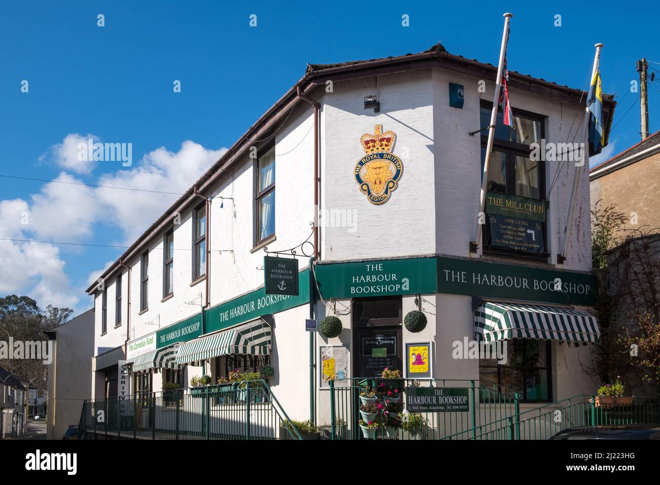 Gebäude, das von der Harbour Bookshop und der Royal British Legion in der Marktstadt South Hams in Kingsbridge, Devon, geteilt wird Stockfoto