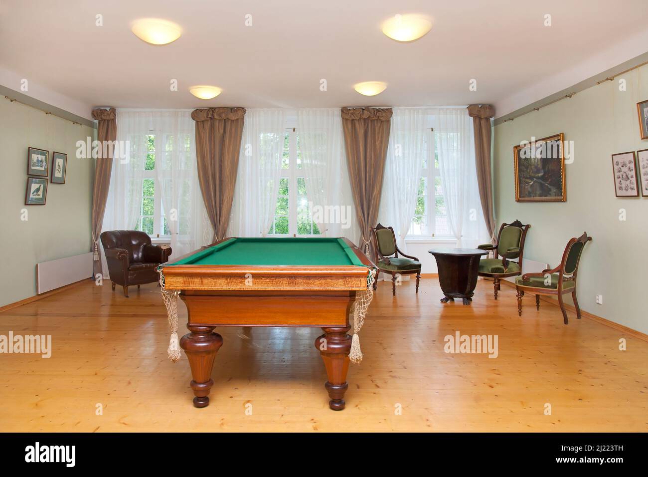 Billardtisch und Möbel in einem Spielzimmer, Hotel. Stockfoto