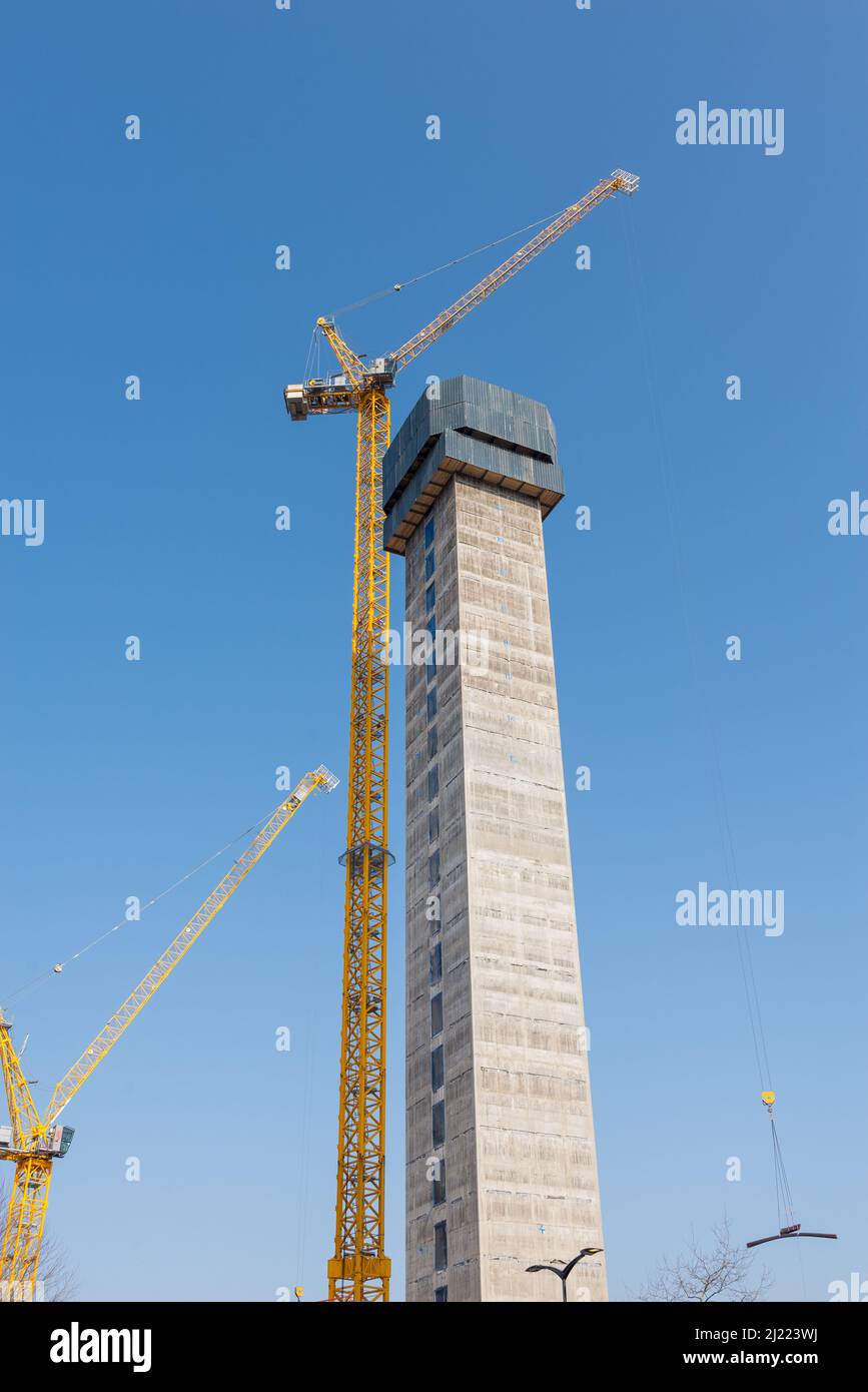 Bau einer hohen zentralen Betonsäule eines neuen Gebäudes mit einem Kran daneben im Zentrum von birmingham Stockfoto