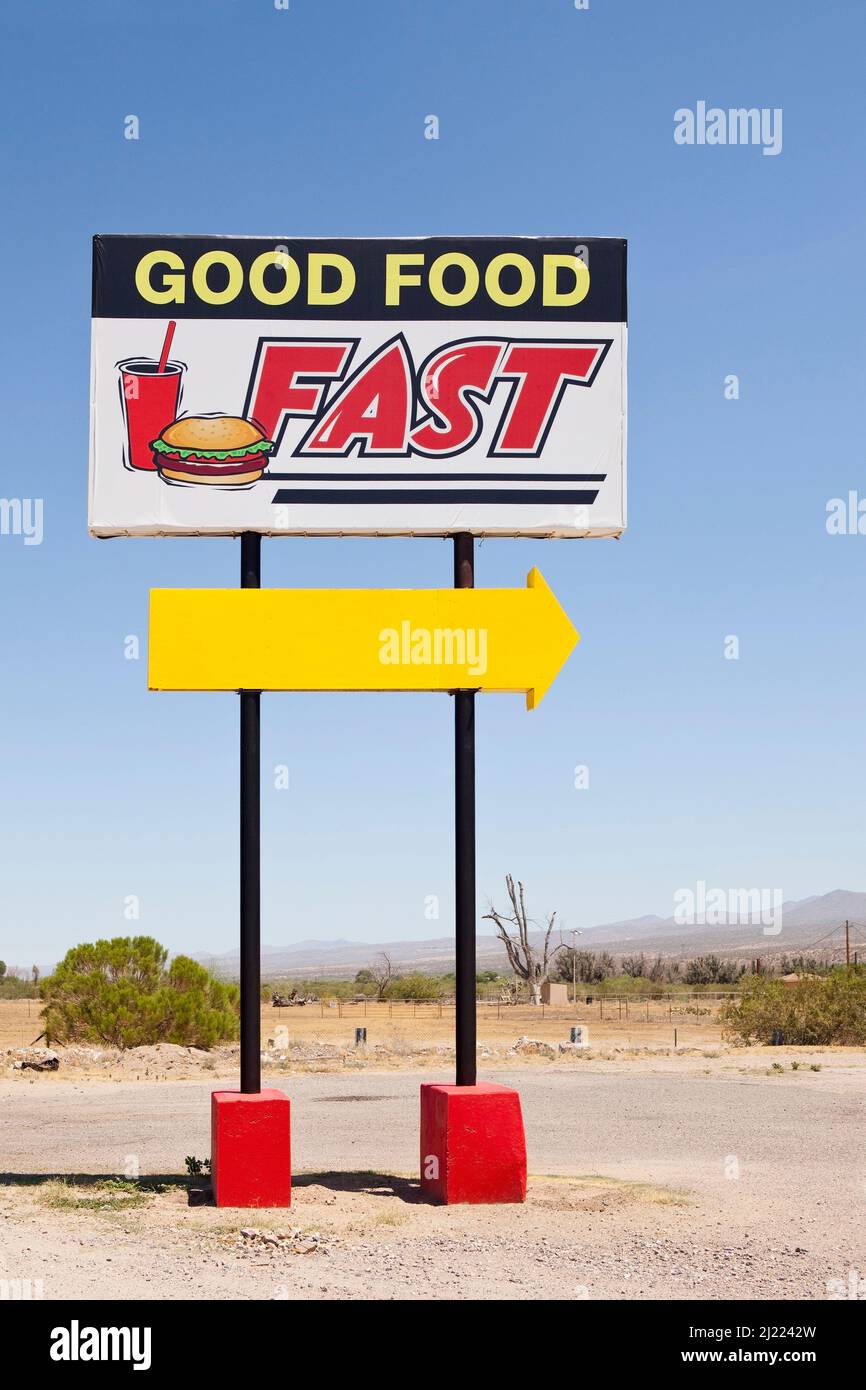 Fast-Food-Schild an der Straße, gutes Essen Fast und ein gelber Pfeil. Stockfoto
