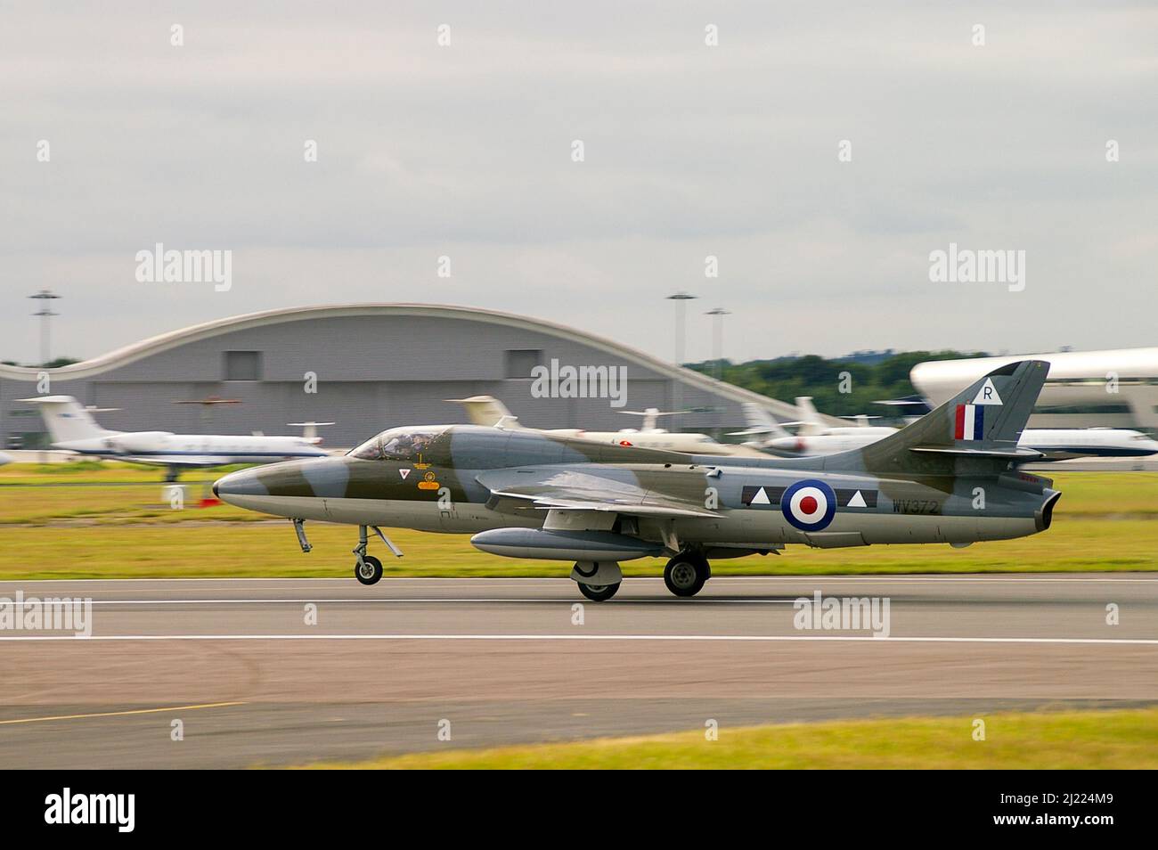 Hawker Hunter WV372, G-BXFI, Vintage-Düsenflugzeug, das während der Flugshow am Flughafen Farnborough gestartet wird. Klassischer Düsenjäger, früher mit RAF Stockfoto