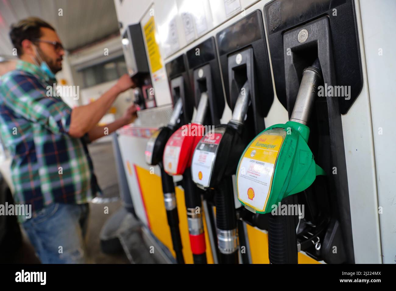 Brüssel, Belgien. 29. März 2022. Ein Mann zahlt an einer Tankstelle in Brüssel, Belgien, 29. März 2022. Aufgrund der gestiegenen Energiepreise stiegen die Preise für Benzin, Diesel, Speiseöl, Mehl usw. in Belgien. In letzter Zeit. Quelle: Zheng Huansong/Xinhua/Alamy Live News Stockfoto