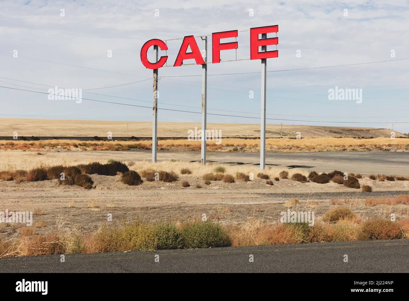 Großes CAFÉ-Schild über dem ländlichen Ackerland. Stockfoto