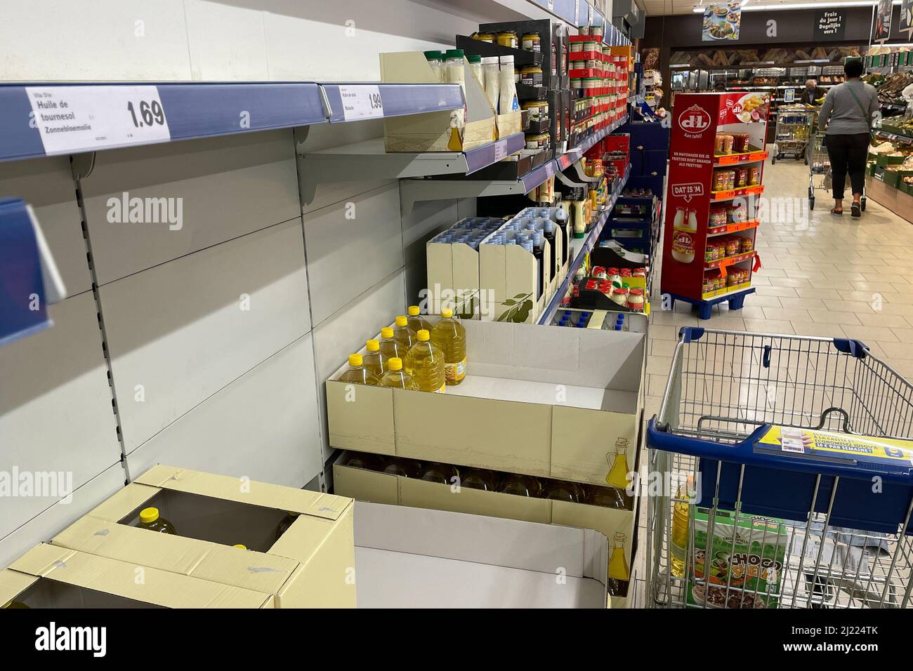 Brüssel, Belgien. 29. März 2022. Regale für Speiseöl sind in einem Lidl-Supermarkt in Brüssel, Belgien, am 29. März 2022 zu sehen. Aufgrund der gestiegenen Energiepreise stiegen die Preise für Benzin, Diesel, Speiseöl, Mehl usw. in Belgien. In letzter Zeit. Quelle: Zheng Huansong/Xinhua/Alamy Live News Stockfoto