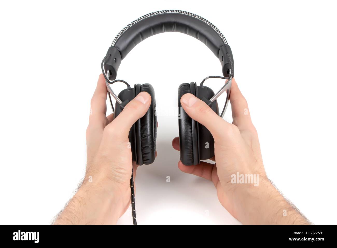 Kopfhörer mit Händen auf weißem Hintergrund. Stockfoto