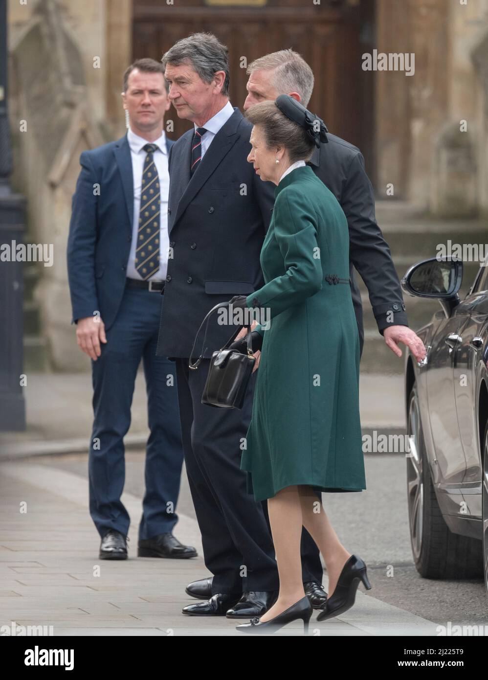 Westminster Abbey, London, Großbritannien. 29. März 2022. Gäste unter den 1800 Anwesenden kommen zum Memorial Service für den Herzog von Edinburgh. Bild: Anne, Prinzessin Royal und Gattin Timothy Laurence kommen zum Gottesdienst. Quelle: Malcolm Park/Alamy Live News. Stockfoto