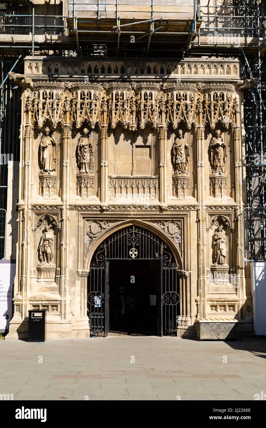 Gerüste decken den westlichen Eingang während der Restaurierungsarbeiten ab.Kathedrale von Canterbury. Ort des Martyriums von Thomas a Becket. Kent, England Stockfoto