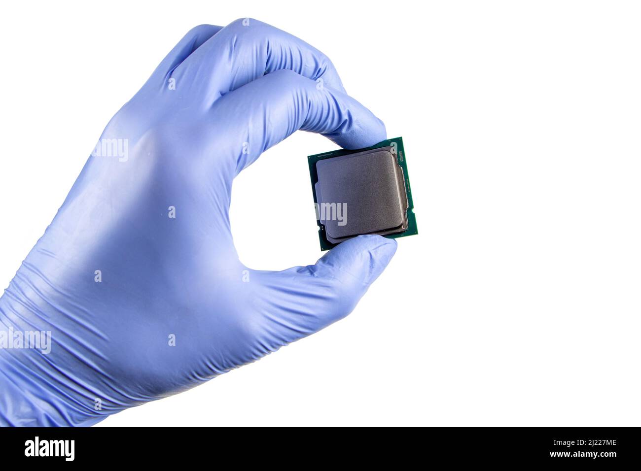 Hand hält eine CPU in isoliertem weißem Schwarzgrund. Stockfoto