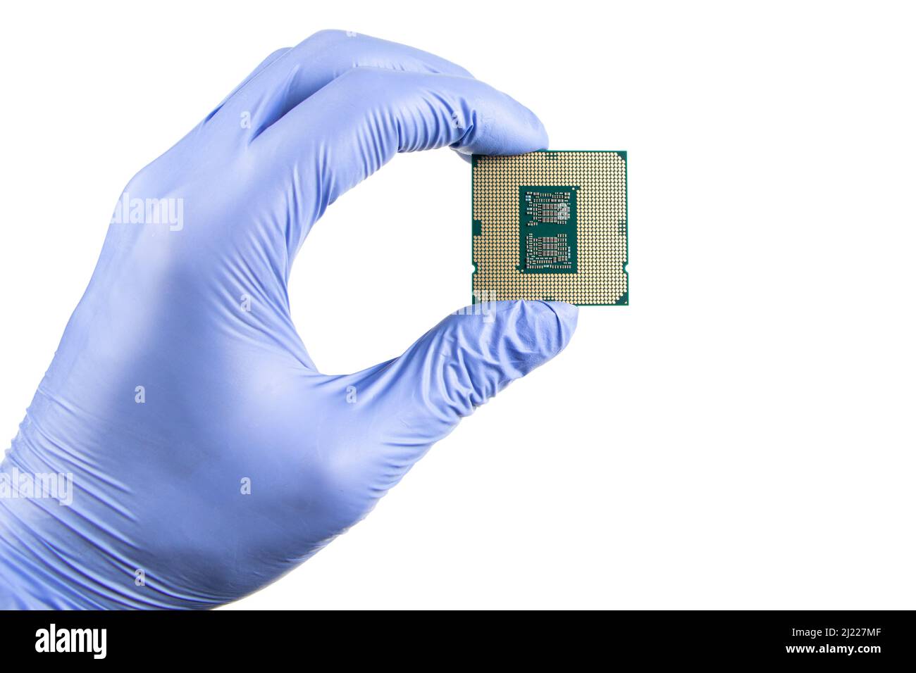 Hand hält eine CPU in isoliertem weißem Schwarzgrund. Stockfoto