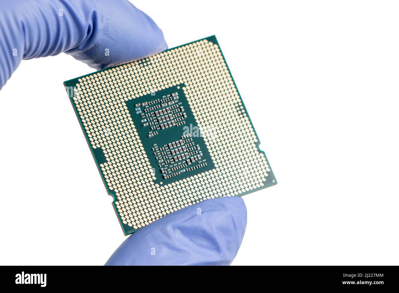 Hand hält eine CPU in isoliertem weißem Schwarzgrund. Stockfoto