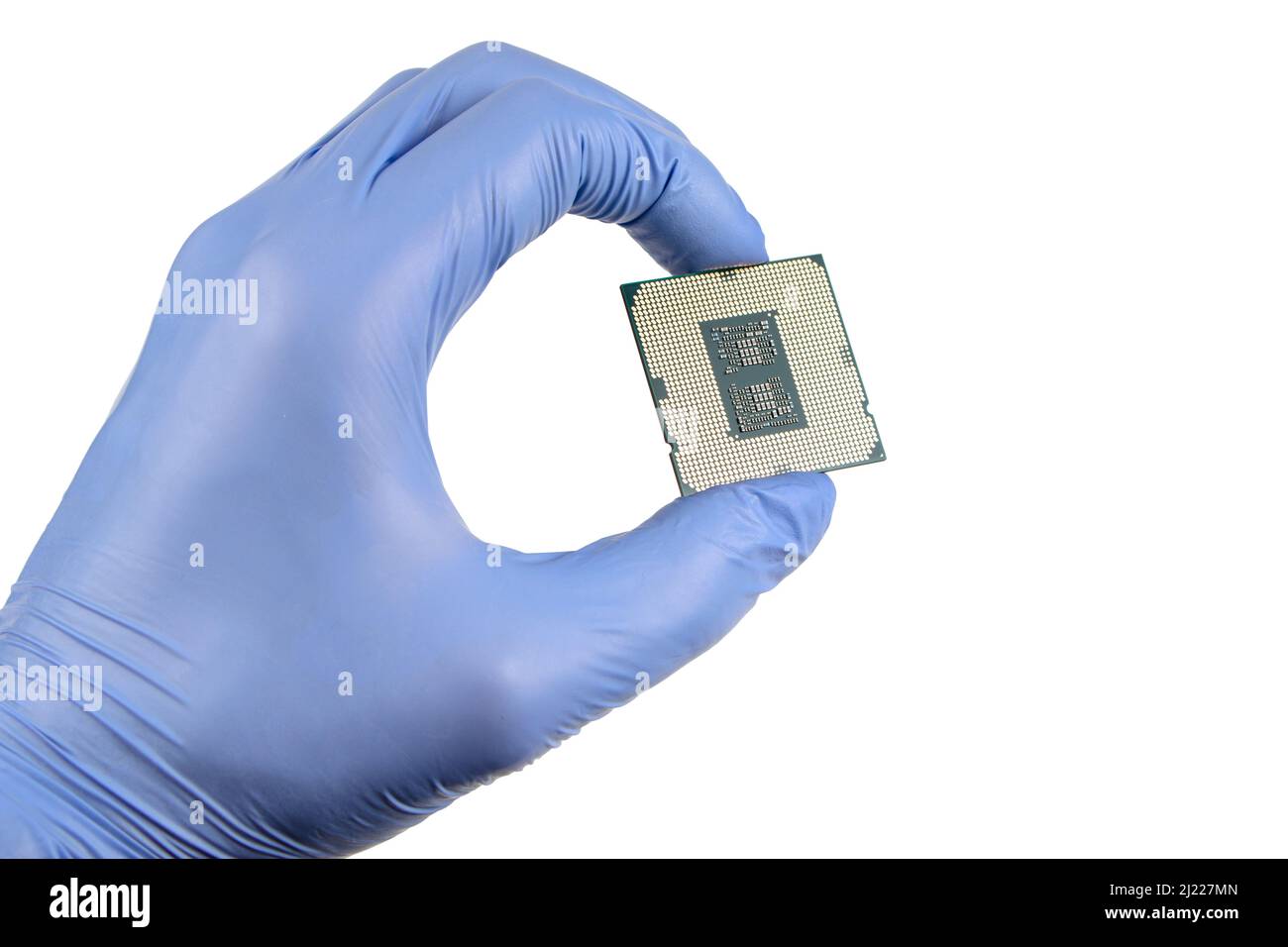 Hand hält eine CPU in isoliertem weißem Schwarzgrund. Stockfoto