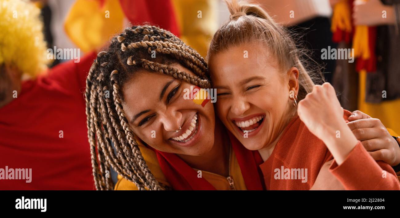 Spanische Fußballfans feiern den Sieg ihrer Mannschaft im Stadion. Stockfoto