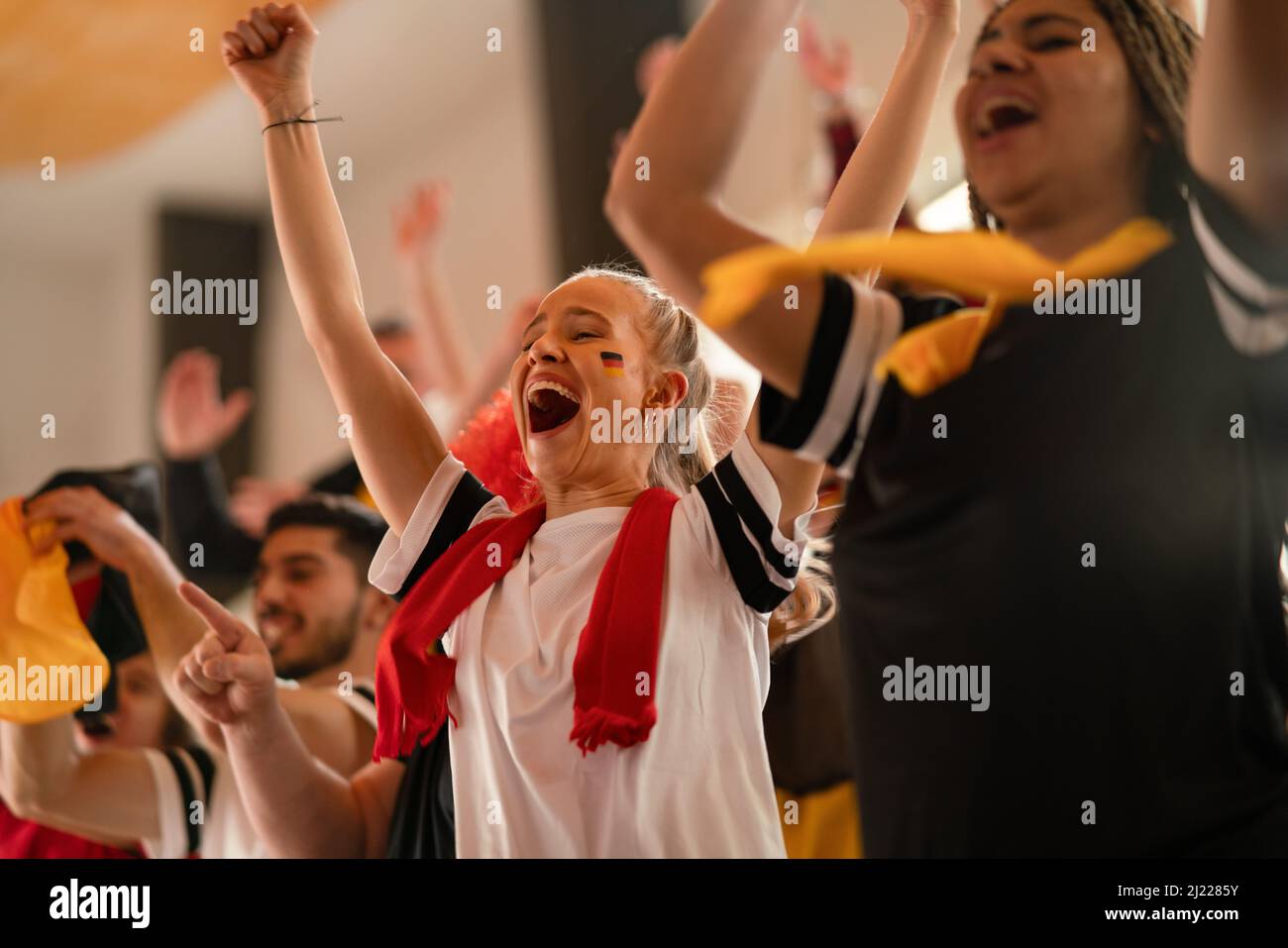 Junge deutsche Fußballfans feiern den Sieg ihrer Mannschaft im Stadion. Stockfoto