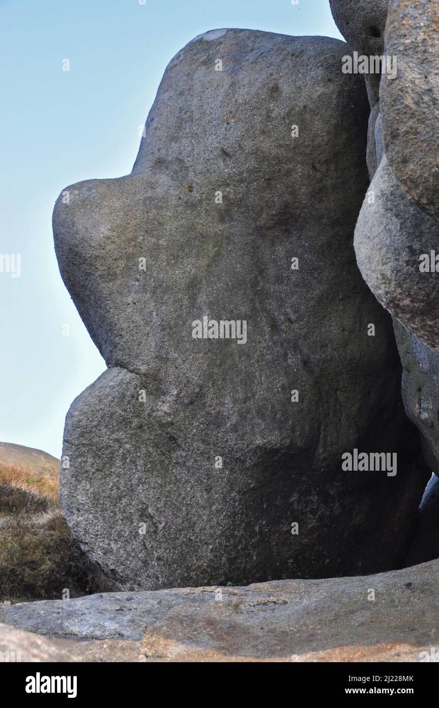 Die Woolpacks, Kinder Scout, Derbyshire, einige erstaunliche Felsbrocken, die natürlich durch den Wind und den Regen zu erstaunlichen Formen geformt wurden, sehen aus wie ein Gesicht. Stockfoto