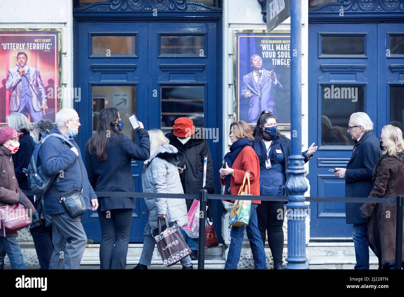 Vor dem Garrick Theatre in London stehen Menschen Schlange, nachdem die Lockerung der Covid-19 Plan B-Regeln in Kraft getreten ist. Stockfoto