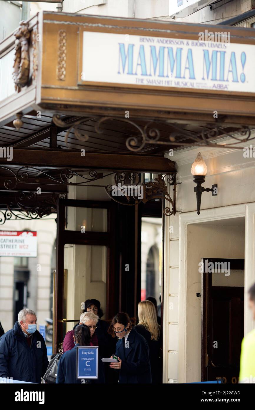 Nach Inkrafttreten der Lockerung der Covid-19-Plan-B-Regeln stehen vor dem Londoner Novello Theatre Menschen Schlange. Stockfoto