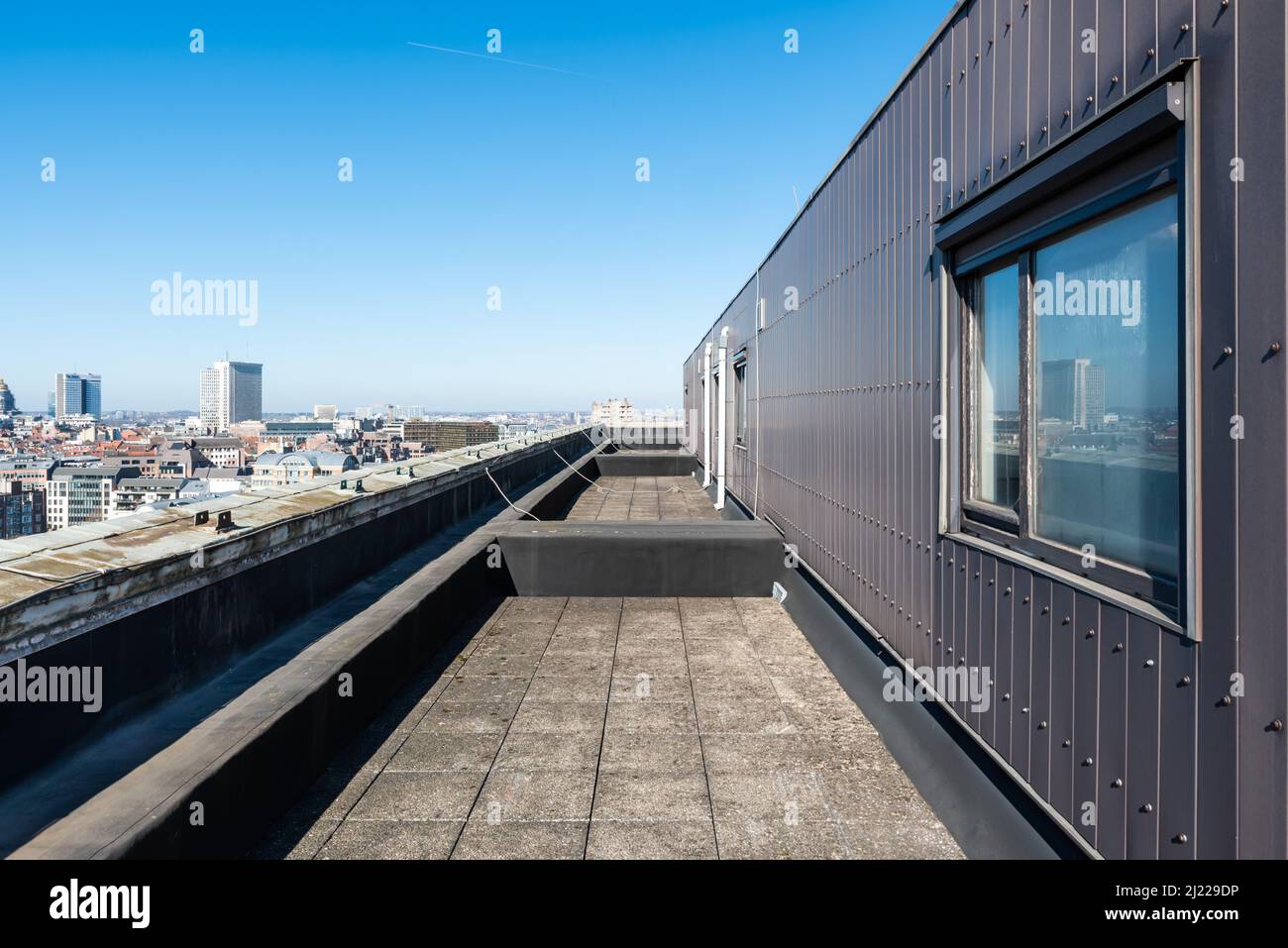 Brüssel Capital Region - Belgien, 03 19 2022 - Dachgebäude und Terrasse mit Blick auf die Skyline Stockfoto