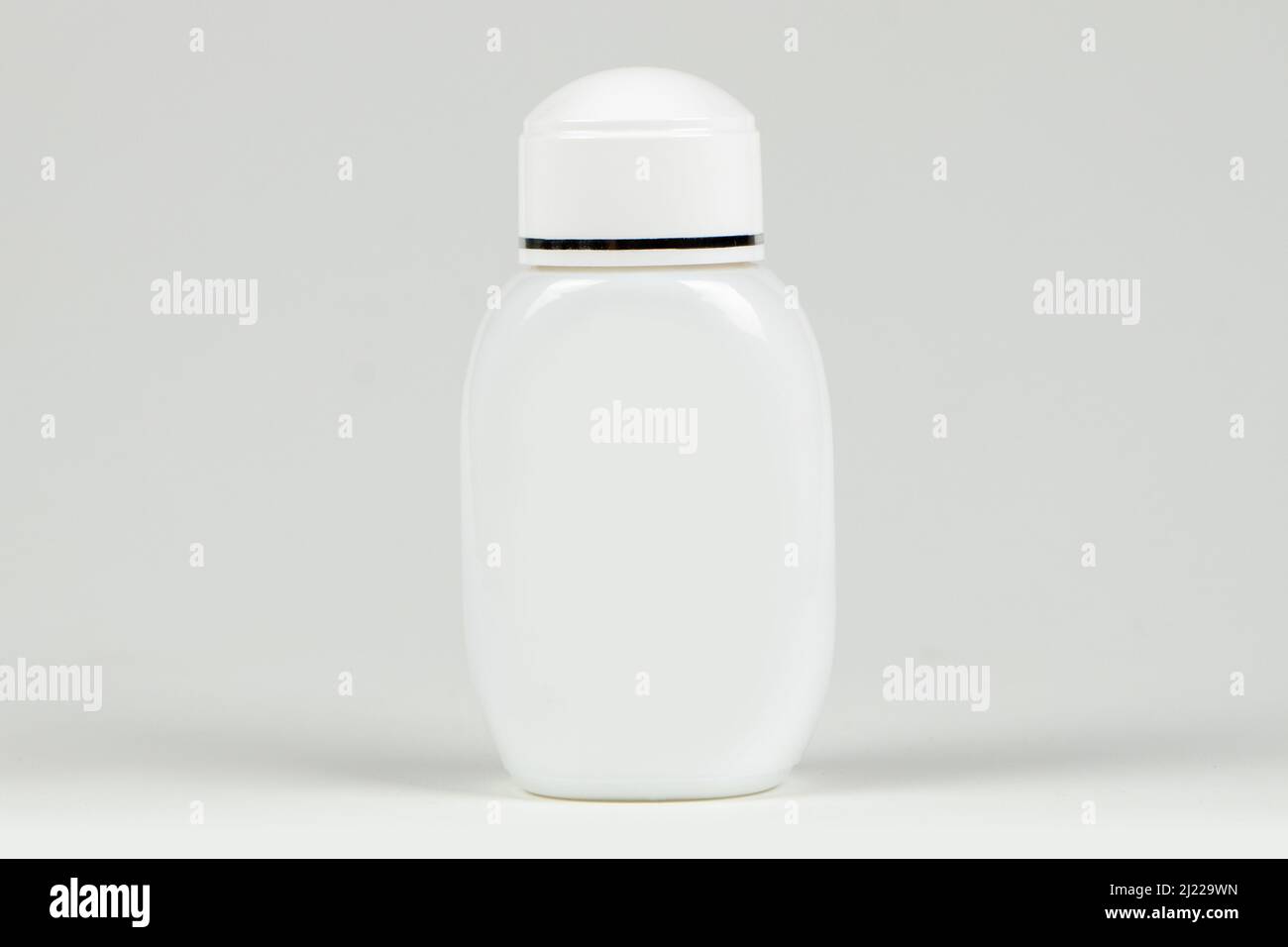 Weiße Pillenflasche auf weißem Hintergrund. Stockfoto