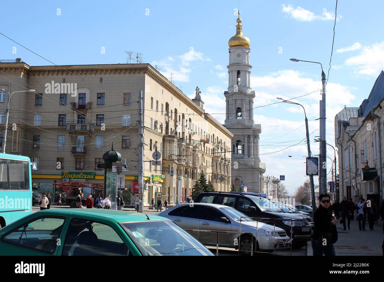 CHARKOW, UKRAINE - 19. APRIL 2011: Dies ist die Universitätsstraße und der Glockenturm der Mariä-Himmelfahrt-Kathedrale im historischen Zentrum der Stadt. Stockfoto