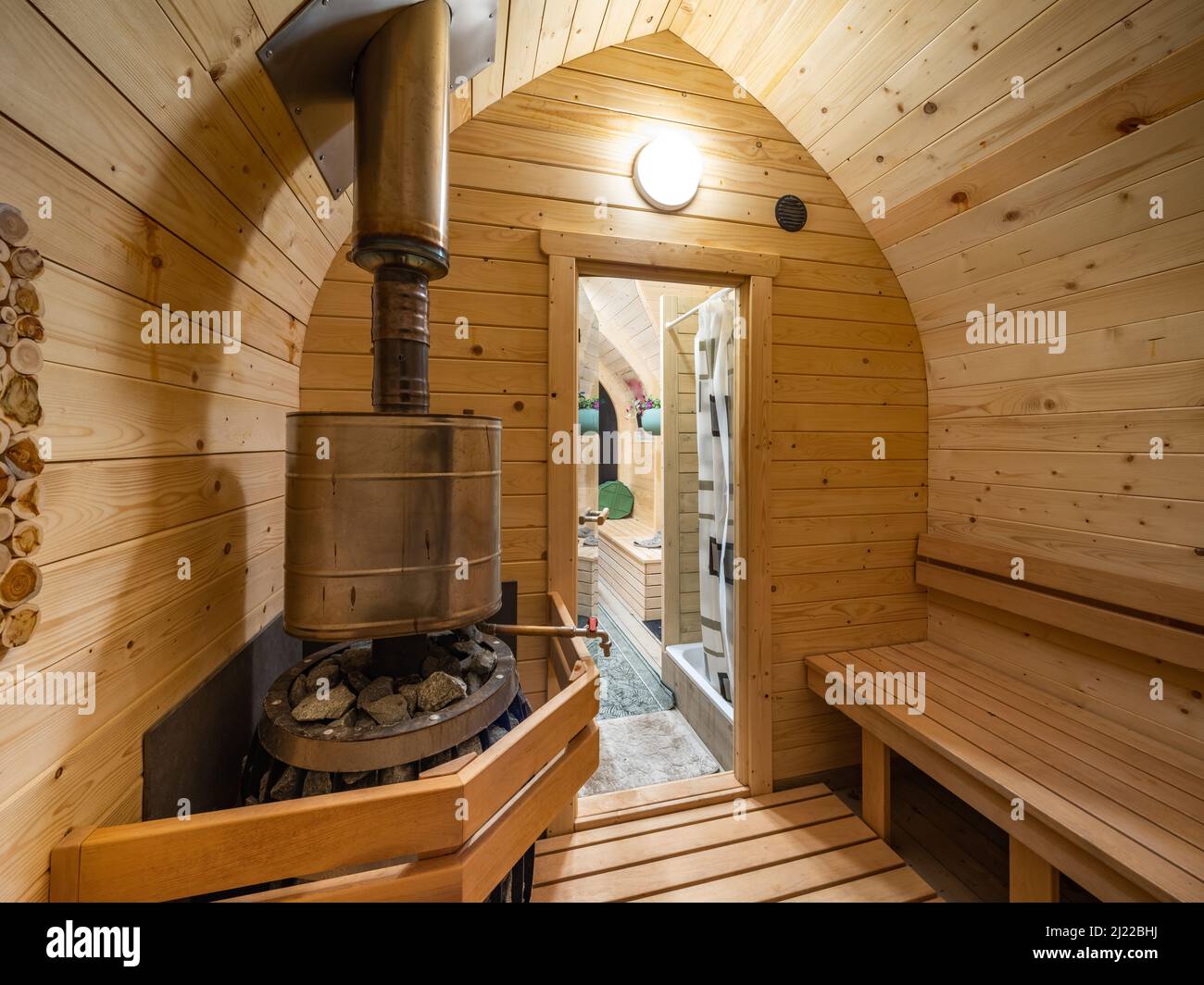 Innenraum der finnischen Holzsauna. Klassisches Badehaus. SPA-Konzept. Stockfoto