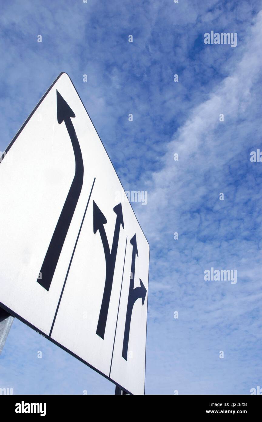 Multidirektionale Abbiegehilder für Verkehrsteilnehmer eine Angabe, auf welchem Weg Sie von jeder der 3 Fahrspuren aus nach links, rechts oder geradeaus fahren sollten Stockfoto