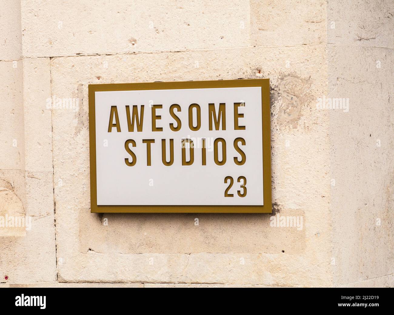 Schild vor den Awesome Dance Studios in Teddington, London, England, Großbritannien Stockfoto
