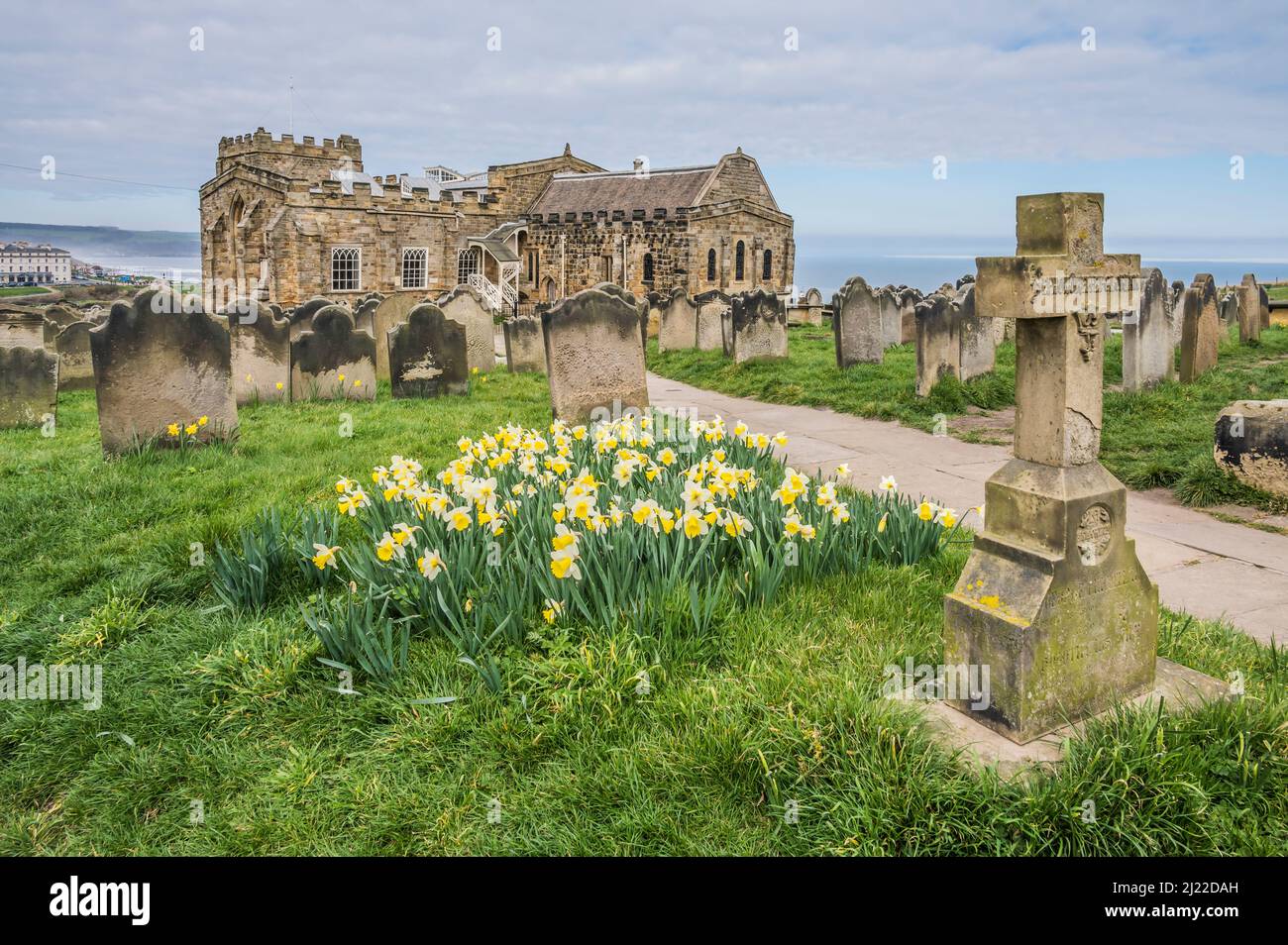 Die maritime Kirche St. Mary, die den Hafen von Whitby überblickt, wurde nach dem Untergang der nahe gelegenen Abtei von Whitby errichtet Stockfoto