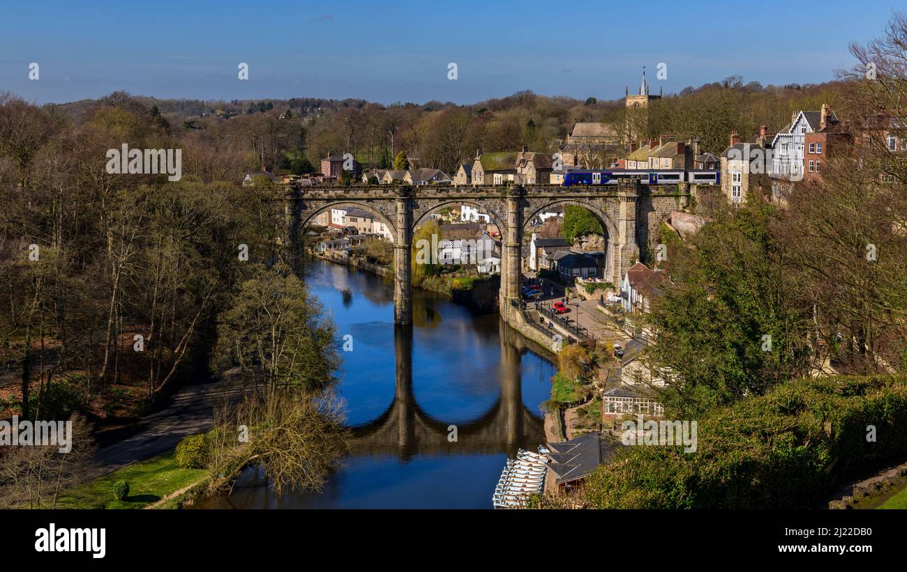 Malerisches Knaresborough & River Nidd (Bahnlok für Personenverkehr, Viadukt über die Schlucht, Flussweg, Gebäude am Hang) - Yorkshire, England, Großbritannien. Stockfoto