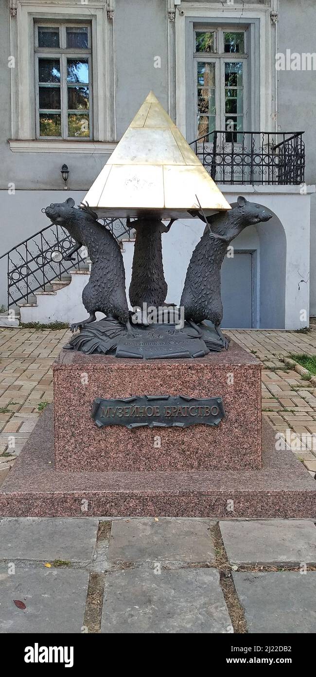 ODESSA, UKRAINE - 23. JUNI 2019: Dies ist ein Denkmal der Museumsbruderschaft im Skulpturengarten des Literaturmuseums. Stockfoto