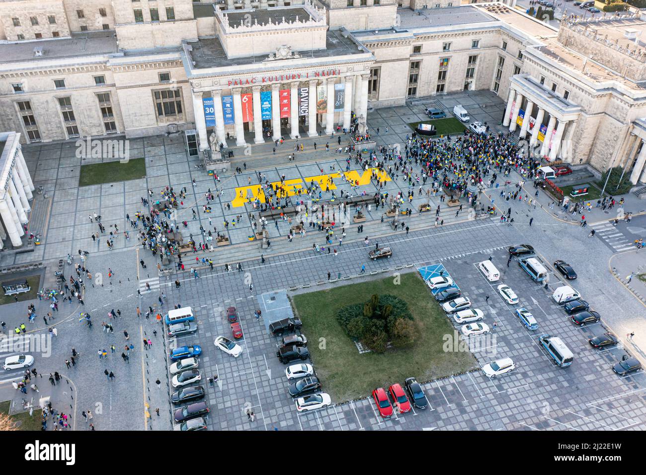 Warschau, Polen - 27 2022. März: Demonstration der Einheit mit der Ukraine während des Krieges. Inschrift „DETI“ („Kinder“) auf dem Bürgersteig. Stockfoto