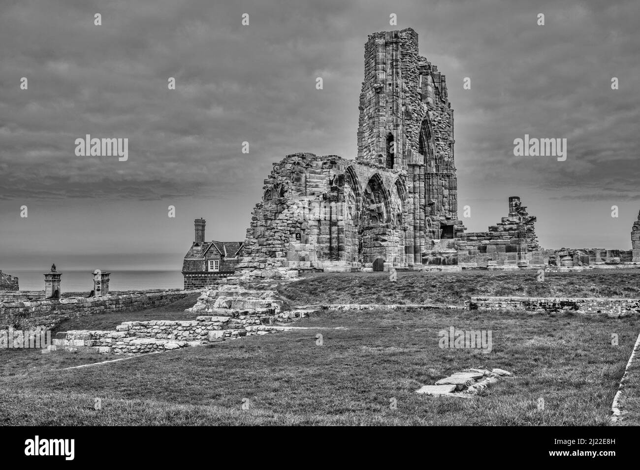 Die Ruinen der St. Hilda's Church in Whitby, Yorkshire, besser bekannt als Whitby Abbey, wurden als Kulisse für den Bram Stokers Roman Dracula verwendet Stockfoto