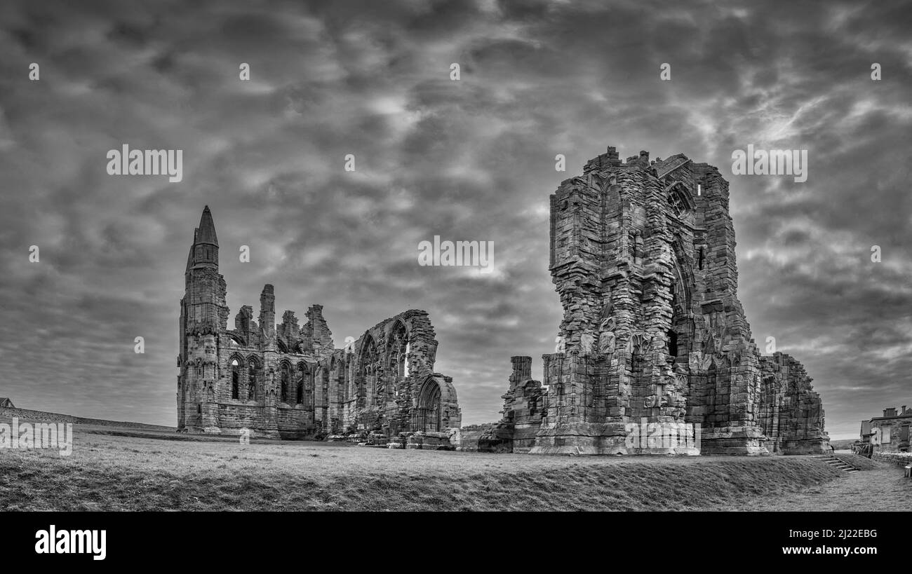 Die Ruinen der St. Hilda's Church in Whitby, Yorkshire, besser bekannt als Whitby Abbey, wurden als Kulisse für den Bram Stokers Roman Dracula verwendet Stockfoto