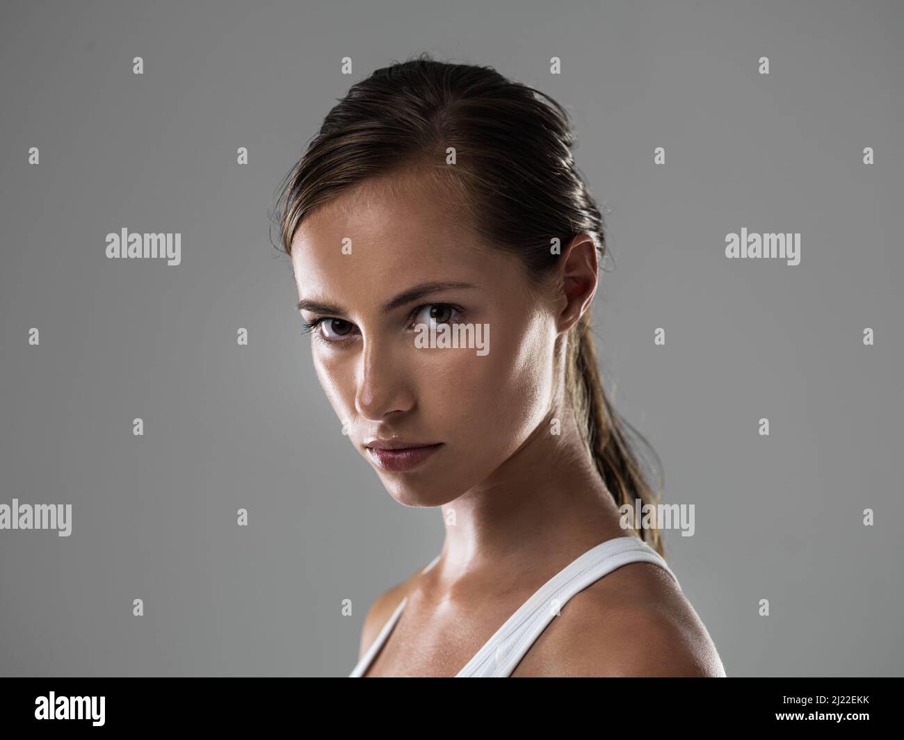 Furchtlose Entschlossenheit. Porträt einer attraktiven jungen Frau, die selbstbewusst aussieht. Stockfoto