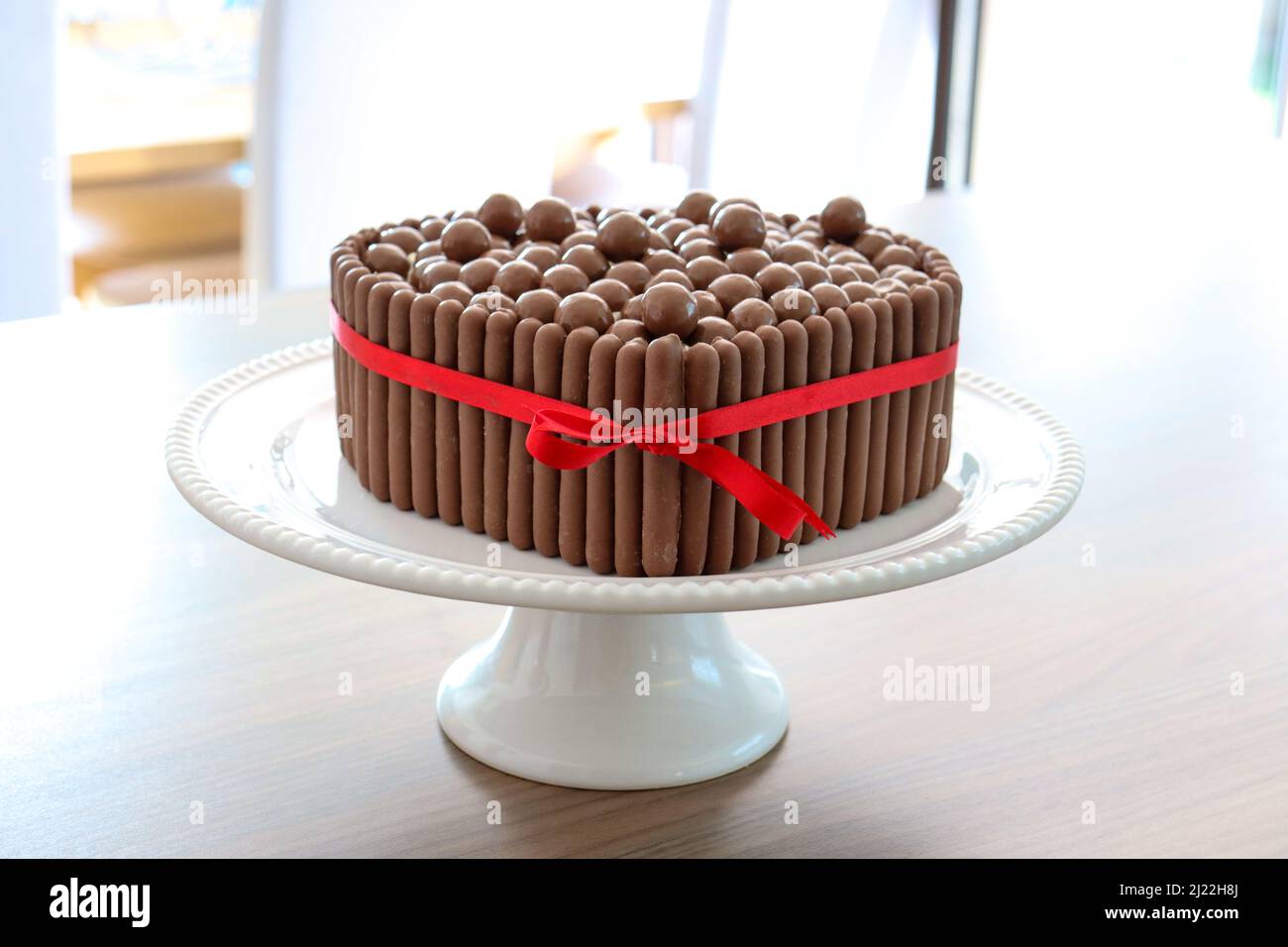 Herzförmige Schokofinger und Malteaser-Kuchen Stockfoto