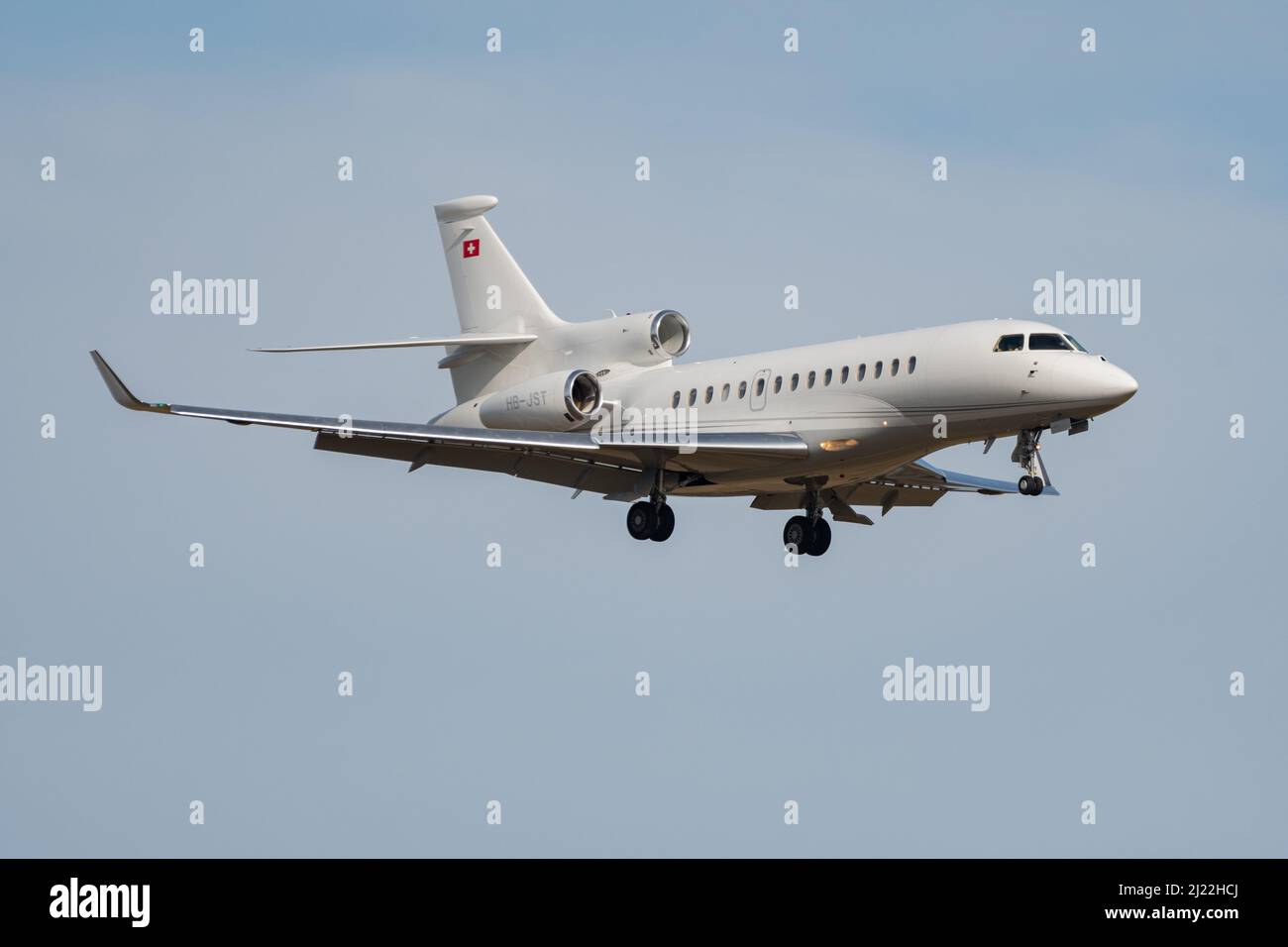 Zürich, Schweiz, 24. Februar 2022 Dessault Falcon 7X Flugzeuge endgültiger Anflug auf die Landebahn 14 Stockfoto