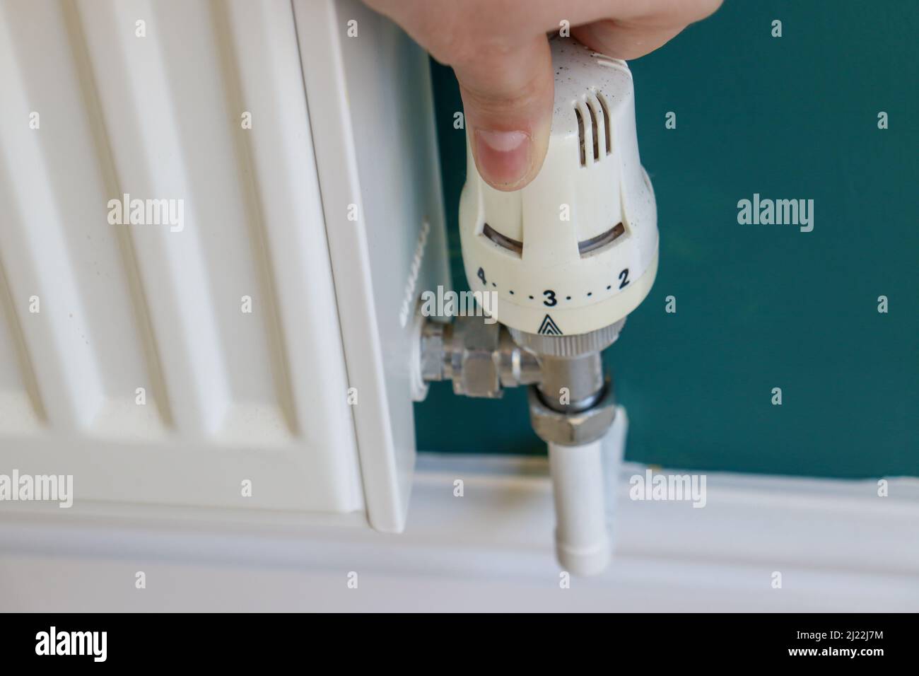 Drehen eines Thermostats, Zentralheizung Stockfoto