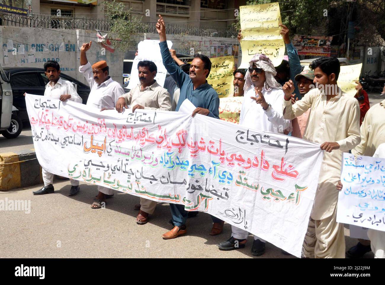 Peshawar, Pakistan, 29. März 2022. Die Bewohner von Dadu veranstalten am Dienstag, dem 29. März 2022, im Hyderabad-Presseclub eine Protestdemonstration gegen die hohe Händigkeit von Landraubern. Stockfoto