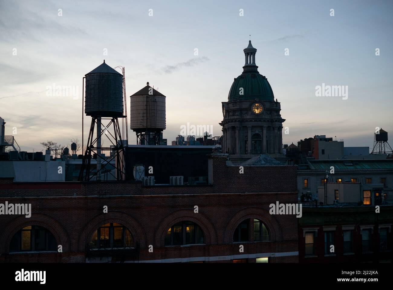 Sonnenuntergang über der Skyline der Innenstadt von New York City mit 240 Center Street, dem ehemaligen Polizeihauptquartier von New York City, zwischen Broome und G Stockfoto
